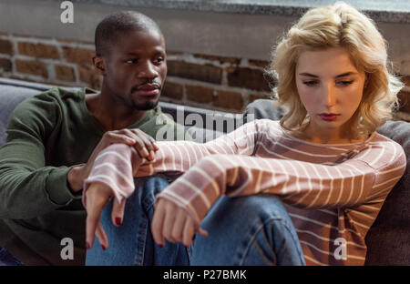African American man petite amie en colère face à la maison, les problèmes relationnels concept Banque D'Images