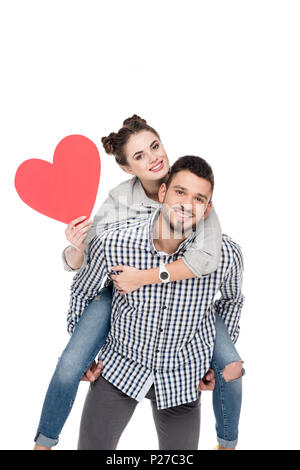 Copain copine de ferroutage donnant holding red coeur isolé sur blanc, concept de Jour de Valentines Banque D'Images