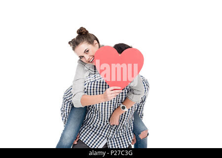Copain copine de ferroutage donnant elle et couvrant son visage avec coeur rouge isolé sur blanc, concept de Jour de Valentines Banque D'Images