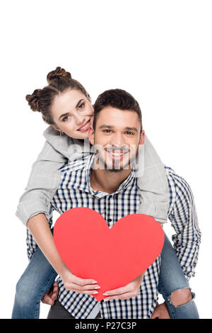 Copain copine de ferroutage donnant holding red coeur isolé sur blanc, concept de Jour de Valentines Banque D'Images