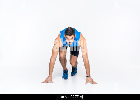 Beau jeune sprinter en position démarrage isolated on white Banque D'Images