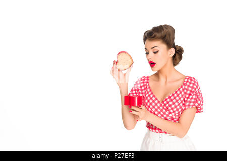 Portrait de femme élégante en ouverture de vêtements rétro cadeau en forme de coeur isolated on white Banque D'Images