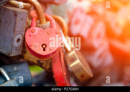 Close-up du château rose et d'autres châteaux dans la forme de cœur sur le vieux pont de la ville, la tradition des amoureux le jour du mariage Banque D'Images