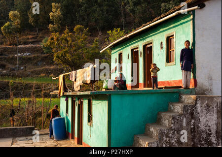 Tôt le matin jusqu'à une maison de famille à Kala Agar, village collines Kumaon, Uttarakhand, Inde Banque D'Images