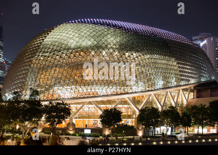 Vue de nuit sur l'Esplanade - théâtres sur la baie. Le toit est équipé d'un éclairage luminescent. Singapour Banque D'Images