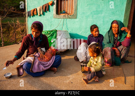 Tôt le matin jusqu'à une maison de famille à Kala Agar, village collines Kumaon, Uttarakhand, Inde Banque D'Images