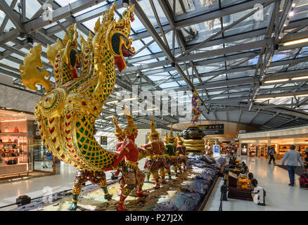 Bangkok, Suvarnabhumi Airport, terminal, l'inscription du Samudra - manthan barattage de l'océan de lait, Thaïlande Banque D'Images