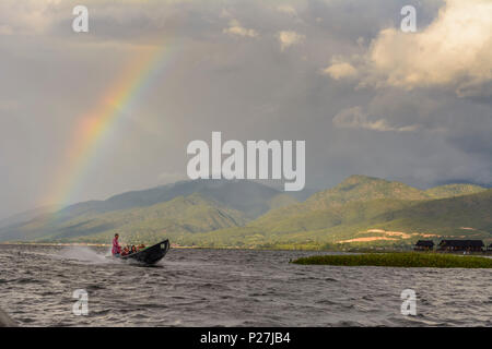 Nyaung Shwe, maison sur pilotis, canal, bateau, arc-en-ciel, lac Inle, l'État de Shan, Myanmar (Birmanie) Banque D'Images