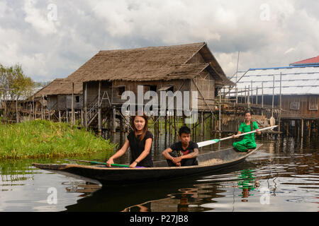 Nampan, maisons sur pilotis, voile, les enfants, au Lac Inle, l'État de Shan, Myanmar (Birmanie) Banque D'Images