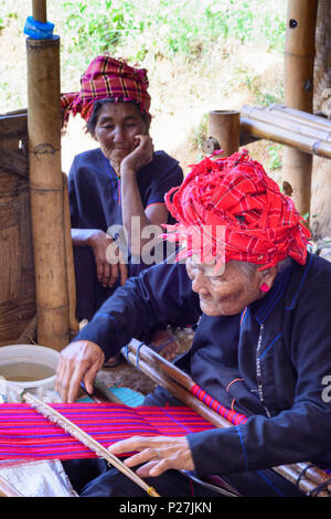 Kalaw, tisseur de Pa-O tribu à tisser, l'État de Shan, Myanmar (Birmanie) Banque D'Images