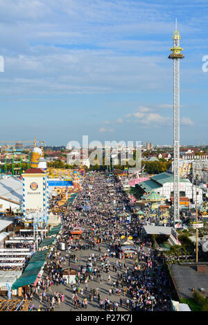 Festival de la bière Oktoberfest, Munich, vue, tente à bière, manèges, montagnes russes, Carousel, Upper Bavaria, Bavaria, Germany Banque D'Images