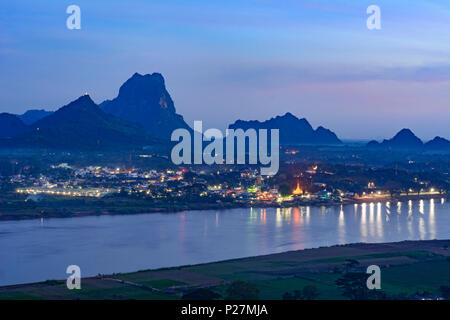 Hpa-An, vue depuis le mont (Hpan-Pu Hpa-Pu) à Thanlwin (Salween) River, ville Hpa-An, mont Zwegabin, les montagnes de calcaire, Kayin (Karen), le Myanmar (Birmanie) Banque D'Images