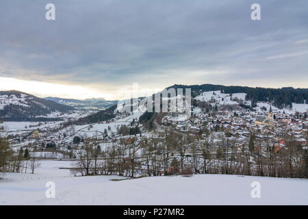 Oberstaufen Oberstaufen, ville, vue de Staufner Berg de Suisse, de Souabe, de l'Allgäu, Bavière, Allemagne Banque D'Images