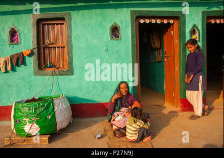 Tôt le matin jusqu'à une maison de famille à Kala Agar, village collines Kumaon, Uttarakhand, Inde Banque D'Images