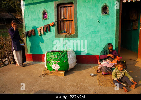 Tôt le matin jusqu'à une maison de famille à Kala Agar, village collines Kumaon, Uttarakhand, Inde Banque D'Images