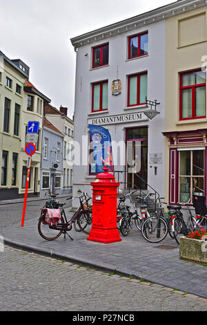 Une petite place au centre de Bruges ou Brugge avec un rouge lumineux post box et le fameux diamant (Diamond) Musée derrière, la Belgique,EU Banque D'Images