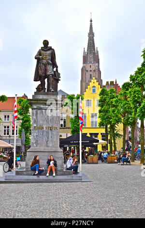 Etudiants et jeunes se détendre sur une place calme, dominé par une statue / monument à Simon Stevin, dans le centre-ville de Bruges ou Brugge, Belgique Banque D'Images