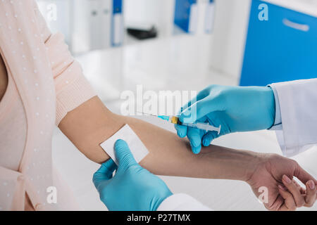Portrait du médecin de prendre du sang du patient pour test. Banque D'Images
