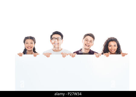 Portrait of smiling adolescents multiraciale holding blank banner ensemble isolated on white Banque D'Images