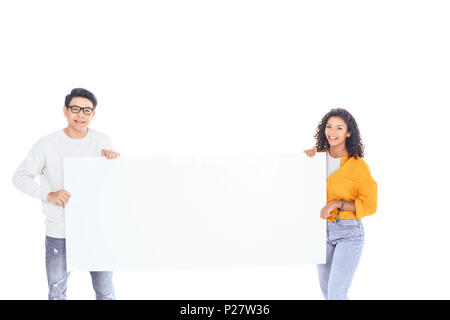 Portrait d'adolescents multiculturels holding blank banner dans mains isolated on white Banque D'Images