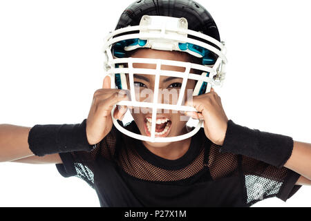 Portrait de joueur de football américain femelle agressive essayant d'enlever son casque isolated on white Banque D'Images