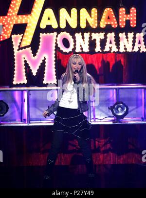 Titre original : HANNAH MONTANA. Titre en anglais : HANNAH MONTANA. Directeur du film : SAM W. ORENDER. Année : 2006. Stars : MILEY CYRUS. Credit : DISNEY CHANNEL / Album Banque D'Images