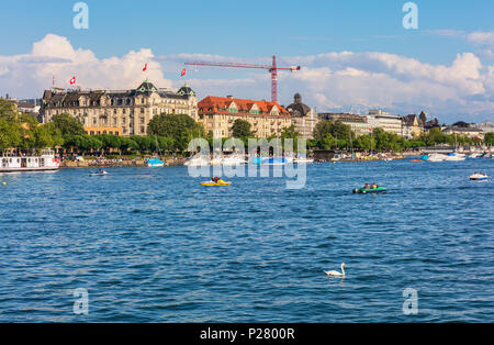 Zurich, Suisse - 11 mai 2018 : le lac de Zurich, les bâtiments de la ville de Zurich le long de celui-ci, les sommets des Alpes en arrière-plan. Le lac de Zurich est un lak Banque D'Images