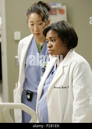 Titre original : Grey's anatomy. Titre en anglais : Grey's anatomy. Année : 2005. Stars : Sandra OH ; CHANDRA WILSON. Credit : Touchstone Television / Album Banque D'Images