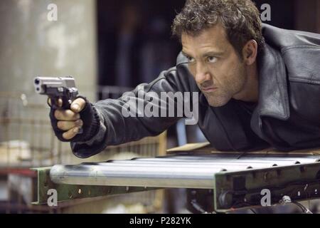 Titre original : shoot'em up. Titre en anglais : shoot'em up. Film Réalisateur : Michael Davis. Année : 2007. Stars : CLIVE OWEN. Credit : New Line Cinema/ANGRY FILMS / DITTIGER, James / Album Banque D'Images