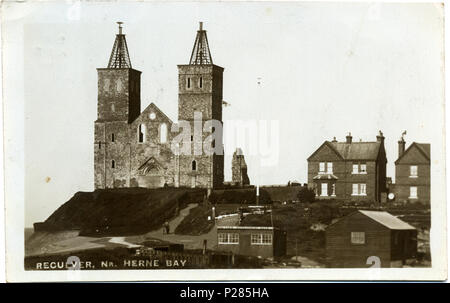 . Carte postale photo de Reculver Tours, près de Herne Bay, Kent en Angleterre. Le photographe a Fred C. Palmer de Tower Studio, Herne Bay, Kent, décédé à Hungerford, Berkshire, le 14 mars 1941. La carte postale est oblitérée 6 août 1913. Le reste de la frontière de la frontière cette image est important pour les chercheurs de ce photographe. Certains photographes préparèrent leurs images plus que d'autres, et Palmer a la réputation de produire des cartes postales plus petites que d'autres photographes britanniques du début du xxe siècle. Il a pris ses propres photos, développé à l'interne sur carte postale de secours du papier photographique et découpé eux hi Banque D'Images