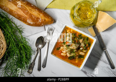 Toscane italienne pain ribollita soupe paysanne haricots CANNELLINI et au fenouil Banque D'Images
