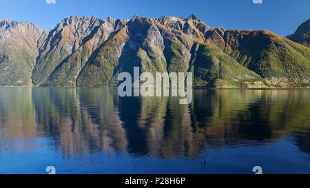 Le Hjorundfjord et les Alpes, près de Sunnmore Trandal, More og Romsdal (Norvège). Banque D'Images