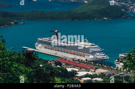 Saint Thomas / US Virgin Islands - octobre 31,2007 : Aerial, vue verticale de la Charlotte Amalie port avec bateau de croisière amarré. Banque D'Images