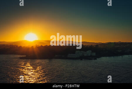 Magnifique coucher de soleil sur les montagnes, avec le lac en face à Victoria, au Canada. Banque D'Images