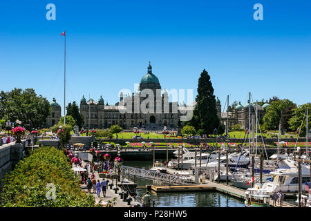 Victoria, Colombie-Britannique / Canada- juillet 26,2006 : vue sur le port intérieur de Victoria et de la Colombie-Britannique Parlement provincial. Banque D'Images