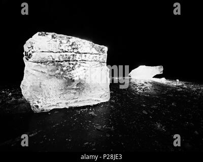 Couper la glace. Cubes écrasés éclairée avec rétroéclairage puissant. Silent Bay avec télévision niveau congelé. Le spectre de la lumière dans la glace. Banque D'Images