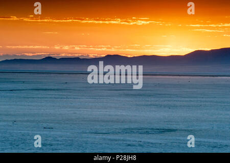 Lever du soleil sur les montagnes de cricket et le lac Sevier, dry Lake dans le désert du Grand Bassin, Utah, USA Banque D'Images