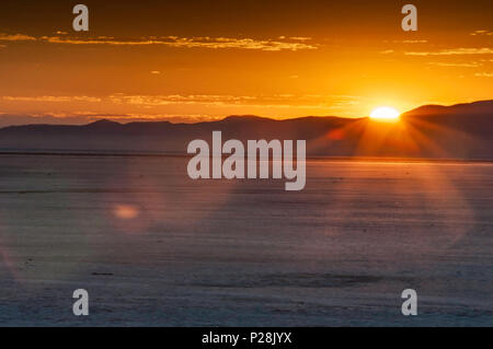 Lever du soleil sur les montagnes de cricket et le lac Sevier, dry Lake dans le désert du Grand Bassin, Utah, USA Banque D'Images