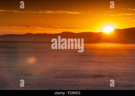 Lever du soleil sur les montagnes de cricket et le lac Sevier, dry Lake dans le désert du Grand Bassin, Utah, USA Banque D'Images