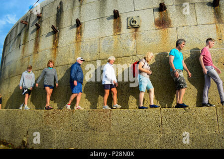 Les participants de la 2017 St Helens et Bembridge 'Fort' à pied sur l'île de Wight. Le fort est situé dans le chenal d'eau appelé le Solent Banque D'Images