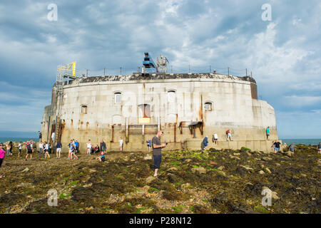 Les participants de la 2017 St Helens et Bembridge 'Fort' à pied sur l'île de Wight. Le fort est situé dans le chenal d'eau appelé le Solent Banque D'Images