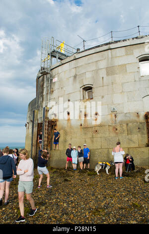 Les participants de la 2017 St Helens et Bembridge 'Fort' à pied sur l'île de Wight. Le fort est situé dans le chenal d'eau appelé le Solent Banque D'Images