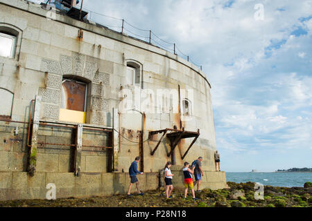 Les participants de la 2017 St Helens et Bembridge 'Fort' à pied sur l'île de Wight. Le fort est situé dans le chenal d'eau appelé le Solent Banque D'Images