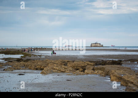 La marche à suivre en bardeaux causeway le fort à l'Bembridge et St Helens Fort à pied, 2017, démarrage fromm St Helens sur l'île de Wight. Banque D'Images