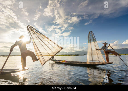 Nyaung Shwe, pêcheur au Lac Inle ethnie Intha traditionnel avec filet, filet de pêche, aviron, jambe style ethnie Intha, lac Inle, l'État de Shan, Myanmar (Birmanie) Banque D'Images