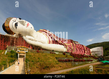 M. Sein Win, Mudon Taw Ya Bouddha couché, près de Mawlamyine, plus grand Bouddha couché, l'État Môn, Myanmar (Birmanie) Banque D'Images