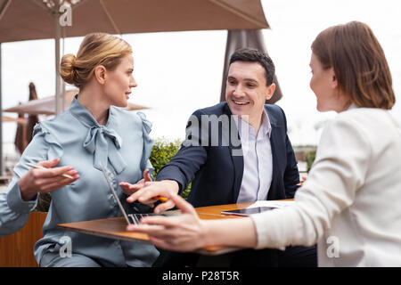 Businessman heureux après avoir reçu une lettre d'affaires Banque D'Images