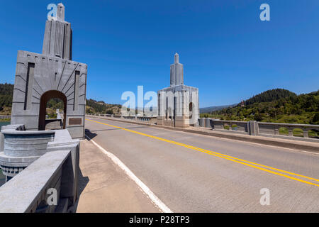 Rogue River Bridge obélisques dans Gold Beach, Oregon Banque D'Images