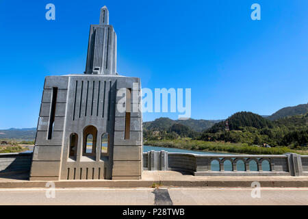 Obélisque et de balustrades sur la Rogue River Bridge à Gold Beach, Oregon Banque D'Images