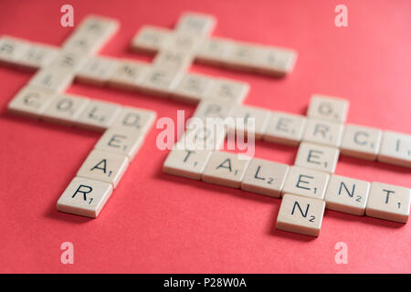 Scrabble sur une table rouge Banque D'Images